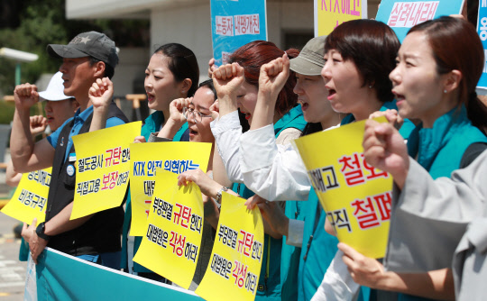 김승하 KTX열차승무지부 지부장 등 해고 승무원들이 21일 서울 서초동 대법원 앞에서 사법농단 수사 변호사를 자처하는 대법원을 규탄하며 구호를 외치고 있다. 전날 대법원은 2015년 2월 내려졌던 KTX 해고 승무원 판결에 관해 "해당 사건은 관여 대법관 전원이 심혈을 기울인 사건"이라면서 "재판연구관실의 집단지성과 대법원 소부 재판관 전원의 의견이 일치했다"고 보도 참고자료를 냈다.   연합뉴스